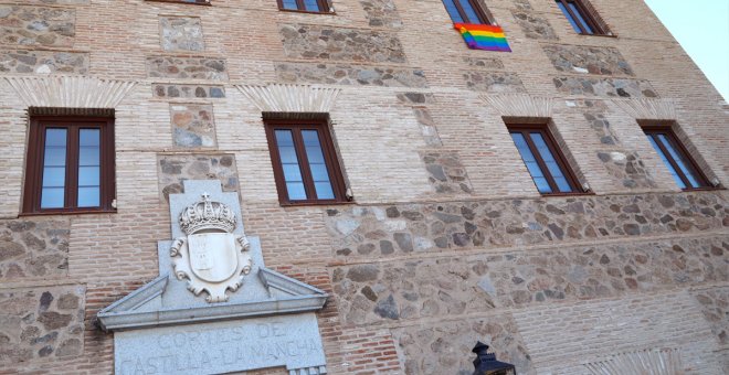 La bandera arcoíris cuelga por primera vez en la fachada de las Cortes de Castilla-La Mancha