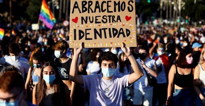 La bandera trans llega a la Puerta del Sol revindicando la igualdad real