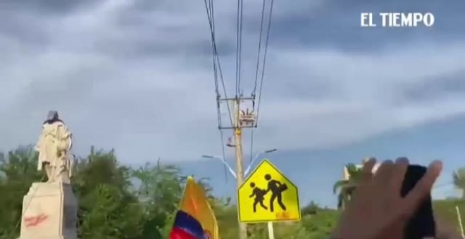 Derriban y destruyen una estatua de Cristóbal Colón en Barranquilla (Colombia)