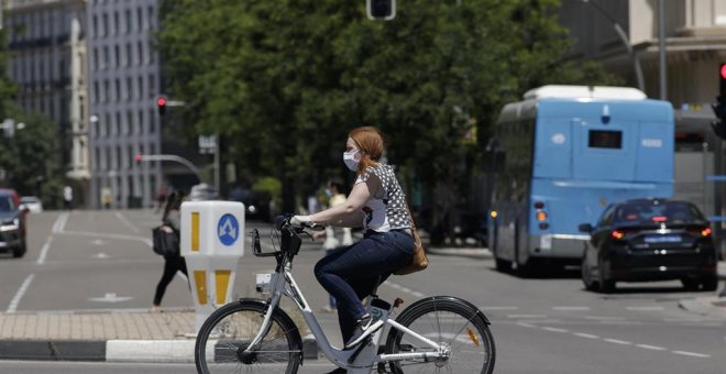 Más zonas SER, aparcamientos disuasorios y trabas para las bicis: puntos negros del plan de movilidad de Almeida