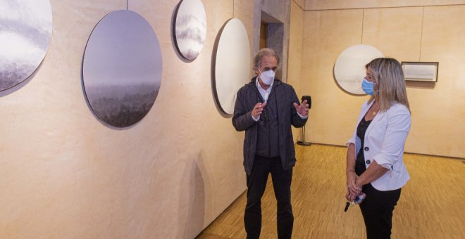 El pintor Juan Díaz llena de 'Susurros' el Espacio de Arte Contemporáneo de Reocín