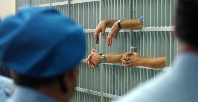 Más de 50 agentes suspendidos por maltratar a los reclusos en cárceles italianas