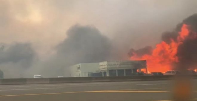 El fuego arrasa un pueblo Canadá