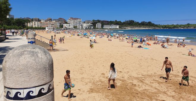 Sanidad pide mantener la distancia de 1,5 metros y evitar las aglomeraciones en zonas de baño este verano