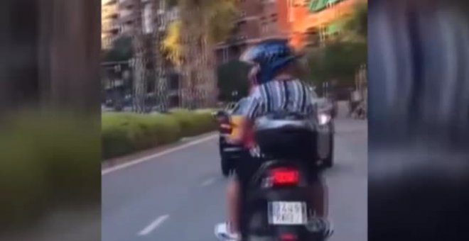 Un taxista embiste a una moto con dos ocupantes en Barcelona tras un pique de tráfico