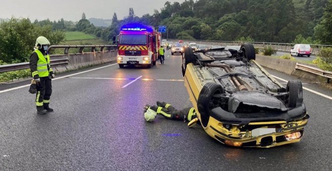 Heridos leves los ocupantes de un coche que volcó en la A-8 a la altura de Hazas de Cesto