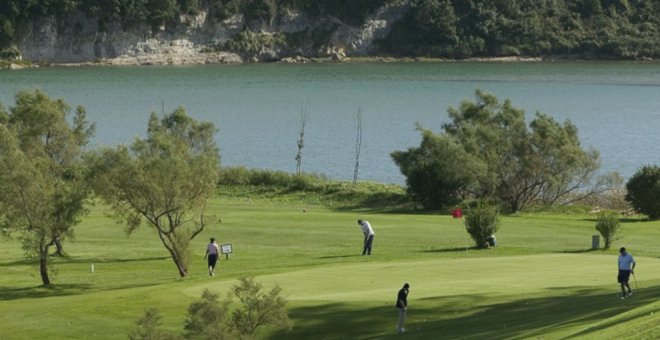 Turismo invertirá 155.000 euros en la mejora de la cancha de prácticas del campo de golf de Abra del Pas
