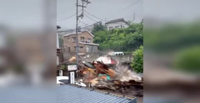 Al menos dos fallecidos y una decena de desaparecidos tras un deslizamiento de tierra en Japón