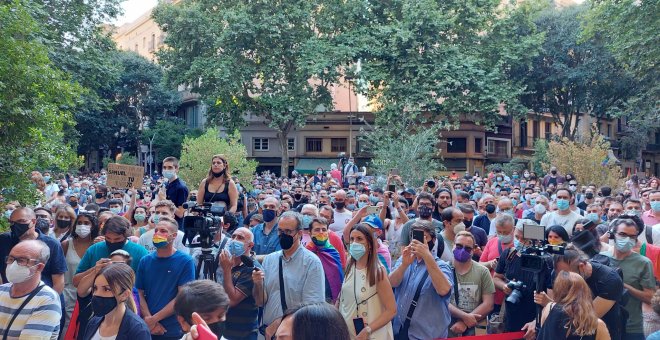 Centenars de persones es manifesten a Barcelona per condemnar l'assassinat del noi gai de la Corunya
