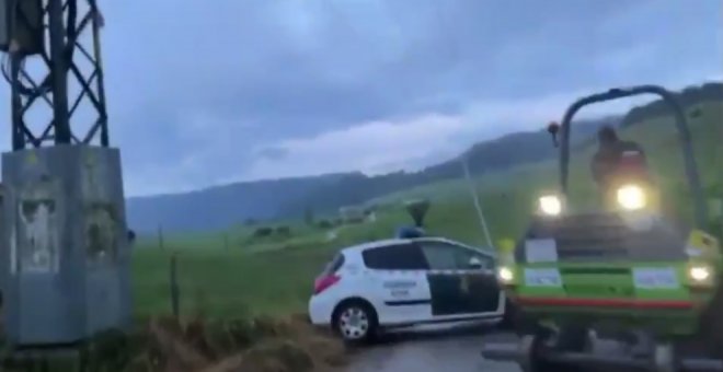 Las protestas contra la demolición de un puente en Serdio terminan con un vecino embistiendo a la Guardia Civil con un dúmper