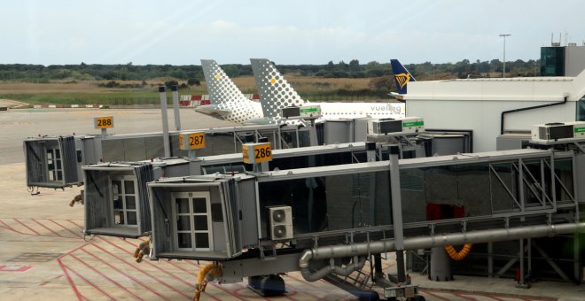 Més de 300 organitzacions socials fan front comú contra l'ampliació de l'aeroport del Prat