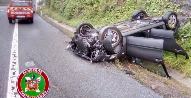 Herido leve tras un aparatoso accidente en la A-8 y quedar el vehículo boca abajo