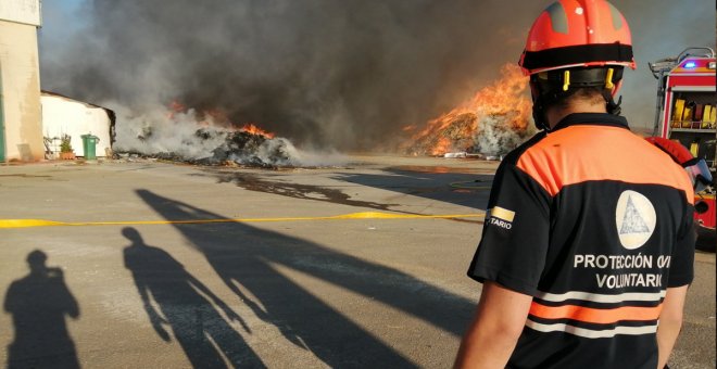 Sale ardiendo la planta de residuos Comsermancha en Alcázar de San Juan
