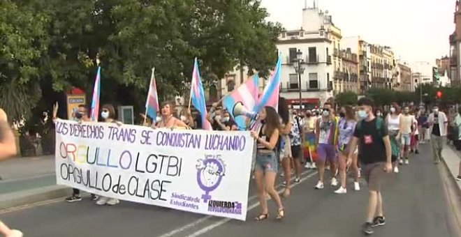 Manifestación contra la LGTBIfobia en Sevilla al grito de "No son muertes, son asesinatos"