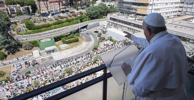 El papa Francisco defiende una sanidad "para todos" en su reaparición desde el hospital