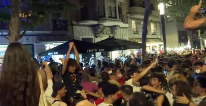 Cientos de italianos celebrar en Barcelona la victoria en la Eurocopa