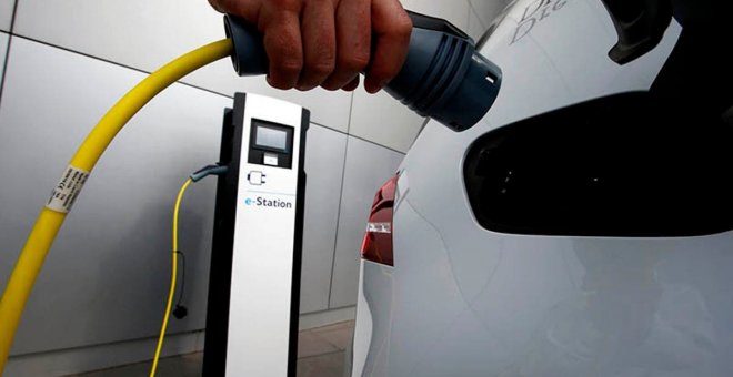 La UE planea obligar por ley a instalar cargadores para coches eléctricos cada 60 km