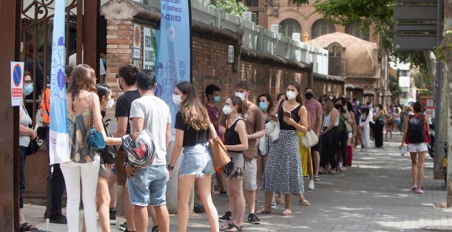 Los contagios en Catalunya caen por debajo de los 1000 por primera vez durante la quinta ola
