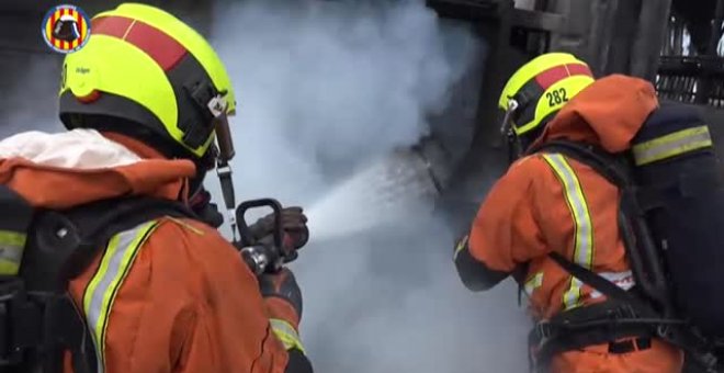 Dos bomberos heridos en un incendio en Valencia