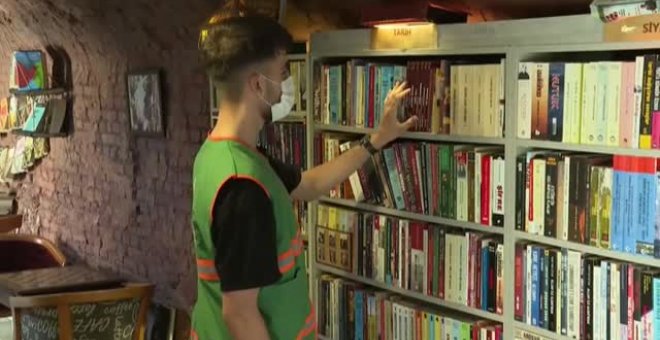En Ankara, Turquía,  trabajadores de la limpieza crean una biblioteca local en una antigua fábrica de ladrillos gracias a los libros que recogen de la basura
