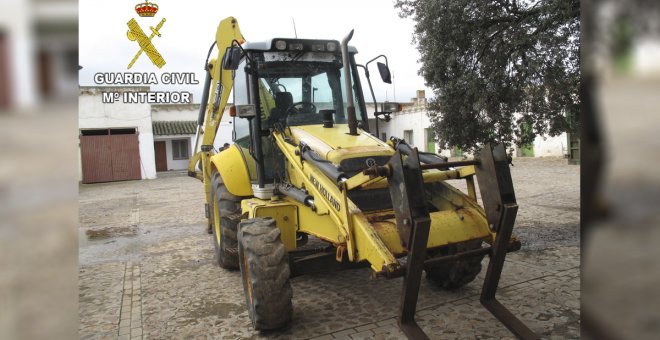 Roban una retroexcavadora a Fomento y salen huyendo tras ser sorprendidos mientras intentaban venderla