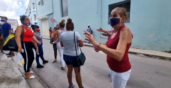 Familiares y amigos buscan a los desaparecidos durante las protestas del domingo en La Habana