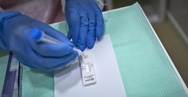 El Consejo de Ministros aprobará la venta sin receta de test de antígenos en farmacias