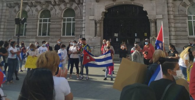 Decenas de personas se concentran en Santander "en apoyo al pueblo cubano"