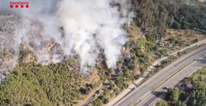 Medio centenar de casas evacuadas y dos urbanizaciones confinadas por el incendio cerca de Martorell