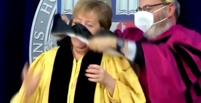 Cachondeo en Twitter con el lío de Merkel al ponerse una toga en una universidad de EEUU