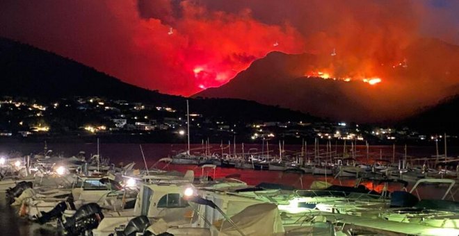 L'incendi de Llançà devasta centenars d'hectàrees fora de control i provoca 350 evacuats i alguns bombers ferits lleus