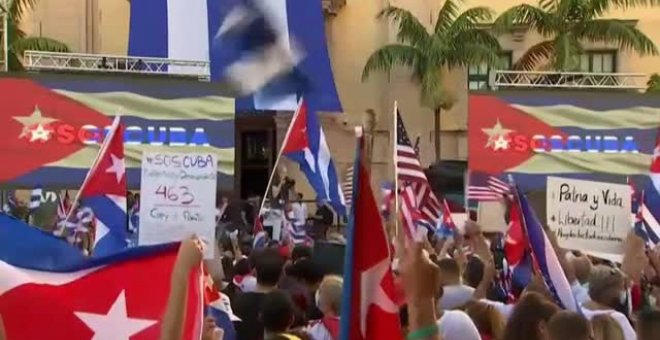 La comunidad cubana anticastrista protesta en la Freedom Tower de Miami
