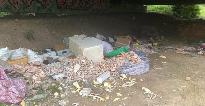 IU reclama al Ayuntamiento que se encargue de los vertederos ilegales de amianto y otros restos