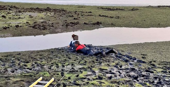 Los bomberos rescatan a una chica atrapada en el fango en la costa de Laredo