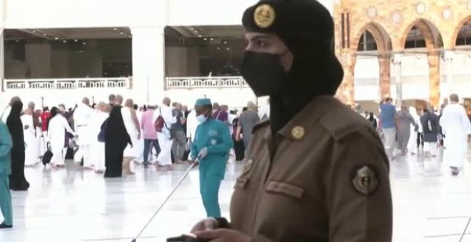 Primera vez en que mujeres saudíes montan guardia en La Meca durante el Haj