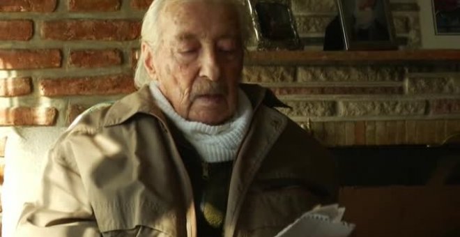 Un anciano centenario lleva el cálculo manuscrito de cada gol de Messi