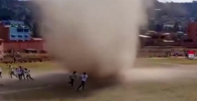 Un torbellino de polvo sorprende a unos futbolistas bolivianos