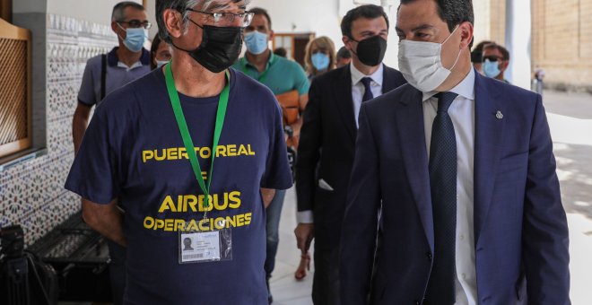 Los trabajadores de Airbus se concentran frente al Parlamento andaluz en protesta por el cierre de la planta de Puerto Real