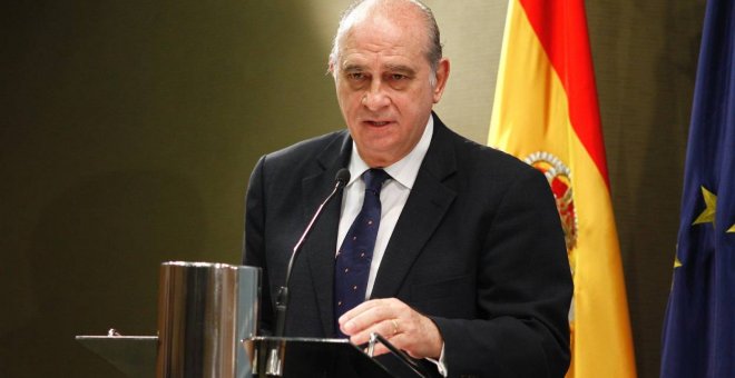 El juez procesa a Jorge Fernández Díaz por el espionaje ilegal de Bárcenas pero mantiene al margen a Rajoy y Cospedal