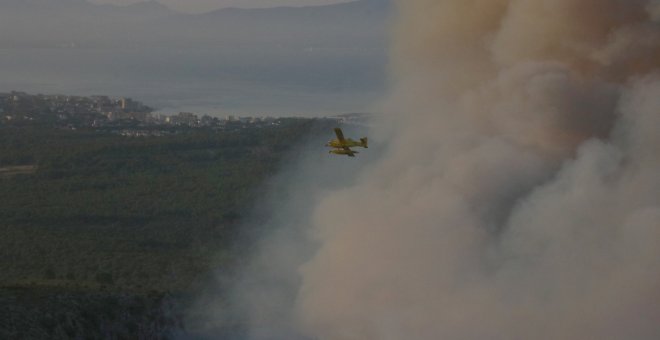 Els Bombers estabilitzen l'incendi del massís del Montgrí, que ha cremat unes 100 hectàrees