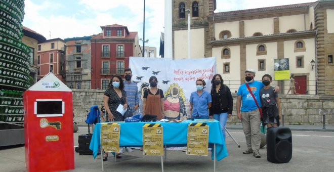 Aviones de papel contra aviones de guerra ente la mar y el cielu de Xixón