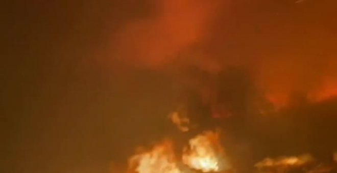Una dotación de bomberos de EEUU se libra por muy poco de las llamas del incendio forestal de Tamarack