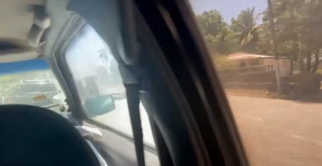 Periodistas graban desde el coche las barricadas y disparos durante su viaje a Cabo Haitiano