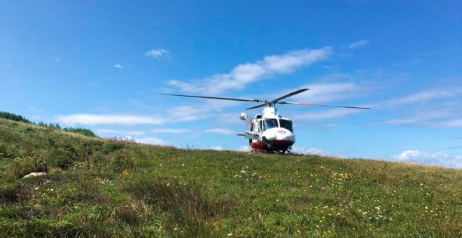 Rescatado en helicóptero un hombre de 79 años al caerse cuando paseaba en los acantilados de Suances