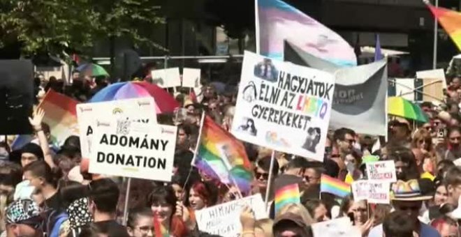 Miles de húngaros se manifiestan en Budapest contra la políticas 'homófobas' de Orban