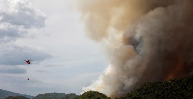 Mejoran los incendios de Albacete y Huelva en unos días de riesgo "extremo"