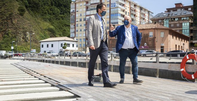 Obras Públicas renueva la plataforma del mirador sobre la dársena del Puerto de Laredo, que ganará en funcionalidad