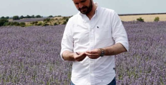 Pablo Casado mirando cosas o la cuenta de Twitter más absurdamente hipnótica