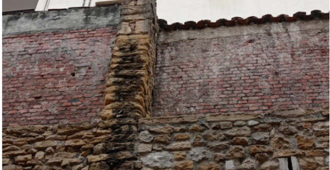 Oviedo Redondo pide vetar el tráfico en calle Paraíso tras la restauración de la muralla