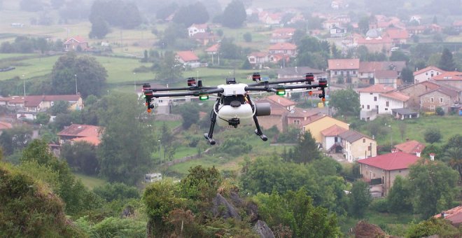 Cabárceno inicia la fumigación con drones contra los plumeros en zonas inaccesibles del parque